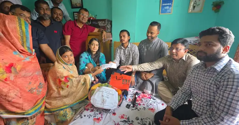 প্রধানমন্ত্রীর পক্ষে উপহার তুলে দেন ‘আমরা বিএনপি পরিবার’-এর প্রতিনিধিদল